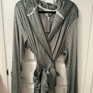 Super soft hooded robe Women’s size Large, NWT